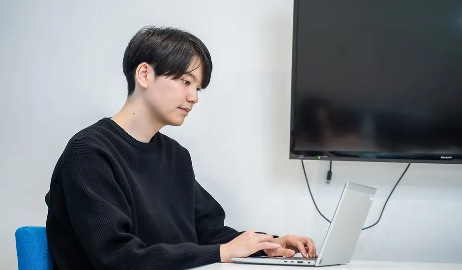 パソコンを操作するSさん